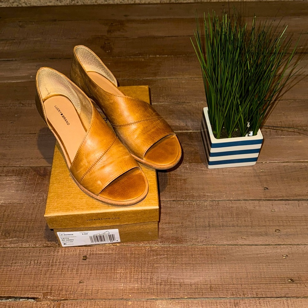 Lucky Brand Women's Tan Open-Toe Wedge Sandals
